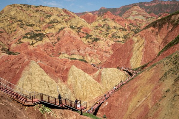 佰亿配资 中国经济样本观察·“镇”了不起丨种粮不灵、“种草”很行！这个小镇“水墨丹霞”出圈了